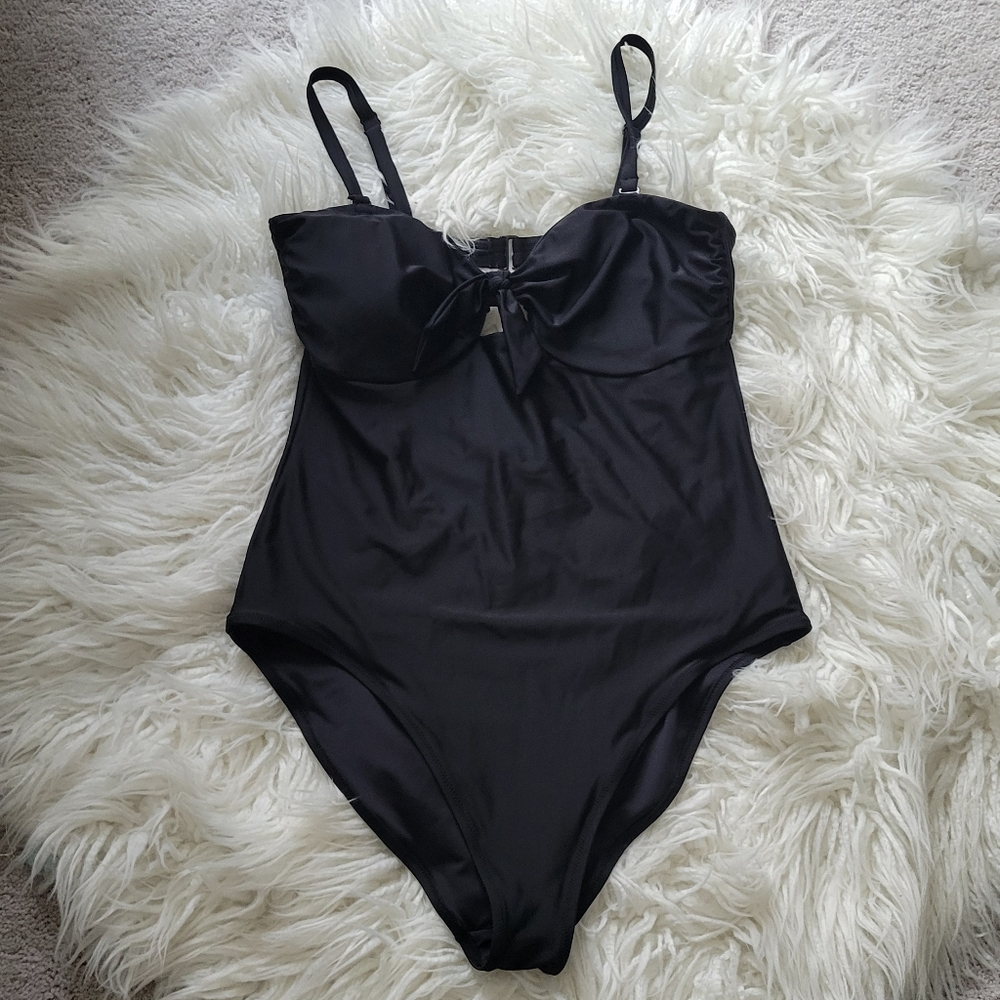 Old Navy Tie-Front Keyhole Bandeau-Style One-Piece Swimsuit - Picture 2 of 8